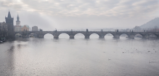 Pohled na Vltavu a Karlův most z Mánesova mostu.