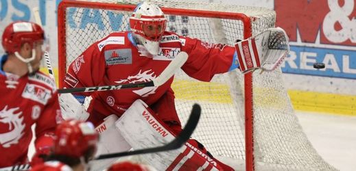 Brankář Třince Šimon Hrubec chytá puk v zápase hokejové extraligy proti Vítkovicím.