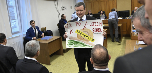 David Rath s transparentem u krajského soudu. 