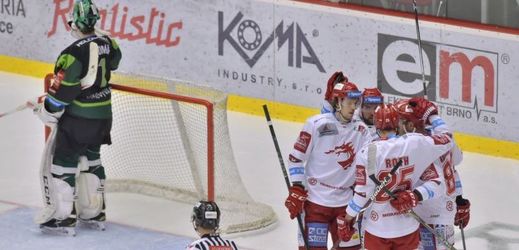 Třinečtí hokejisté slaví jednu z branek do sítě Karlových Varů.