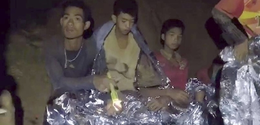 Chlapci zachránění ze zatopené jeskyně v Thajsku.