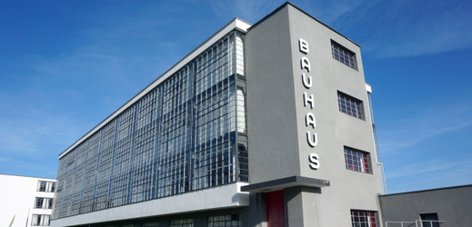 Budova Bauhaus bývala školním komplexem, který postavil Walter Gropius.
