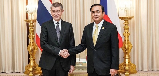Andrej Babiš (vlevo) hovořil s thajským premiérem Prajutchem Čanem-Očou.