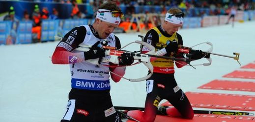 Sprint v Rakousku ovládli norští biatlonoví bratři.  