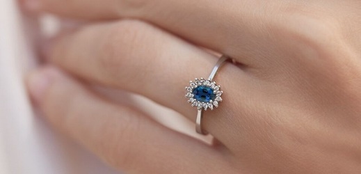 Design prstenu podobný tomu, který nosí vévodkyně Kate. 
