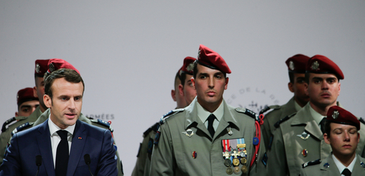 Francouzský prezident Emmanuel Macron (nalevo) na návštěvě vojenské základy v Toulouse.