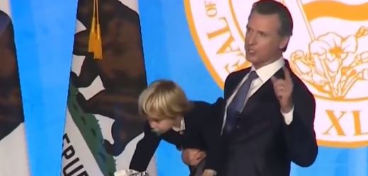 Malý syn guvernéra Kalifornie se během otcova proslovu nudil.