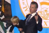Malý syn guvernéra Kalifornie se během otcova proslovu nudil.