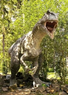 Součástí zooparku je i dinopark s asi padesáti částečně pohyblivými sochami prehistorických ještěrů.
