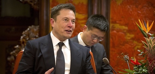 Zakladatel a generální ředitel automobilky Elon Musk. 