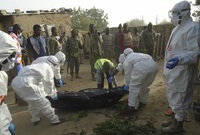 Odklízení obětí po útoku teroristů z Boko Haram.