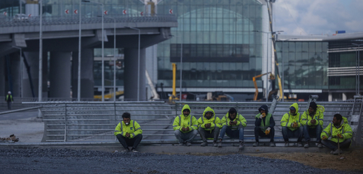 Dělníci z istambulského letiště o přestávce.