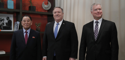 Emisar KLDR, Kim Jong-čcholem (vlevo), ministr zahraničí USA, Mike Pompeo (uprotřed) a speciální zástupce pro Severní Koreu, Stephen Biegu.
