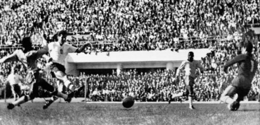 ČSSR-Brazílie finále MS Josef Masopust střílí jedinou branku našeho mužstva. Vlevo Zozimo, vpravo brankář Gilmar a obránce D. Santos.