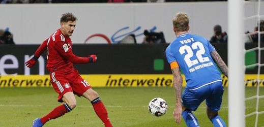Záložník Bayernu Mnichov Leon Goretzka vstřílí vedoucí branku v zápase s Hoffenheimem.