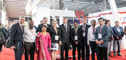 Premiér Andrej Babiš s ministryní průmyslu a obchodu Martou Novákovou na summitu v Indii.