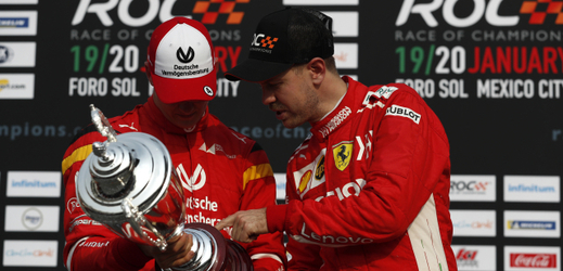 Mick Schumacher (vlevo) vedle stájového kolegy Sebastiana Vettela.