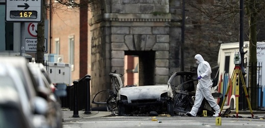 Před budovou soudu v Londonderry v sobotu večer explodovalo auto.