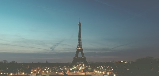 Pohled na noční Paříž.