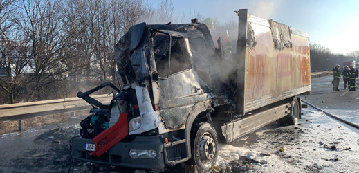 Dálnici D1 u Průhonic nedaleko Prahy uzavřela 21. ledna 2019 dopoledne zhruba na hodinu nehoda dvou nákladních aut, po níž se jedno vzňalo.