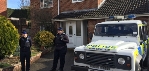 Policie hlídá dům bývalého ruského dvojitého agenta Sergeje Skripala v Salisbury.