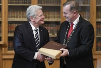 Joachim Gauck (vlevo) přebírá ocenění z rukou Tomáše Zimy.