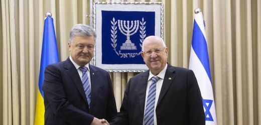 Ukrajinský prezident Petro Porošenko (vlevo) a izraelský prezident Reuven Rivlin (vpravo).