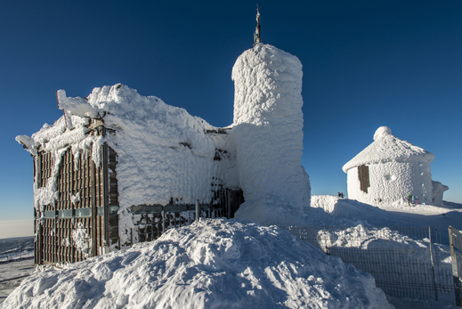 Na snímku zleva je poštovna a kaple svatého Vavřince na vrcholu Sněžky.