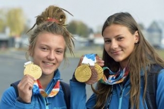 Barbora Malíková (vlevo) a plavkyně Barbora Seemanová po návratu z olympiády mládeže.