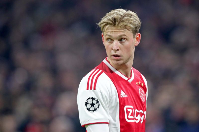 Talentovaný záložník Ajaxu Frenkie de Jong zřejmě už dlouho dres známého nizozemského klubu oblékat nebude. Enormní zájem o něj má slavná Barcelona, která se chystá za 23letého fotbalistu zaplatit 90 milionů eur (2,3 miliardy korun).