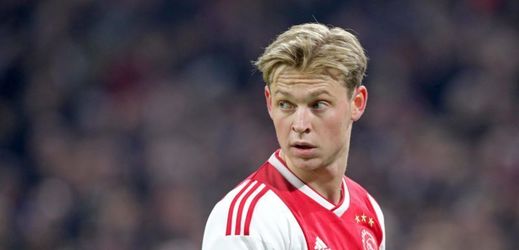 Talentovaný záložník Ajaxu zřejmě už dlouho dres známého nizozemského klubu oblékat nebude. Enormní zájem o něj má slavná Barcelona, která se chystá za 23letého fotbalistu zaplatit 90 milionů eur (2,3 miliardy korun).