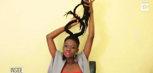 Tato Afričanka si z vlasů dokáže vyrobit téměř cokoli.