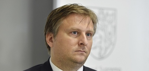Ministr spravedlnosti Jan Kněžínek (za ANO) naznačil, že Zemanovo jednání nemusí být v souladu se zákonem.