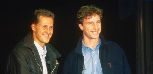 Zleva: bývalí jezdci formule 1 Michael Schumacher a Eddie Irvine. 