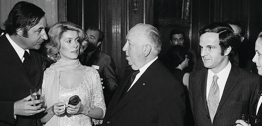 Catherine Deneuveovová v růžové róbě na setkání s Alfredem Hitchcockem.