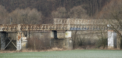 Železný most přes řeku Sázavu se objevil ve filmech Tmavomodrý svět nebo Habermannův mlýn.