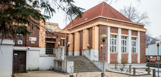 Budova mosteckého gymnázia je jednou ze staveb, které představuje výstava v Oblastním muzeu a galerii v Mostě. 