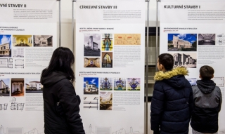 Návštěvníci si prohlížejí výstavu Architektura ve službách první republiky v Ústeckém kraji, která začala 24. ledna 2019 v Oblastním muzeu a galerii v Mostě.