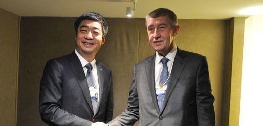 Premiér Andrej Babiš a předseda představenstva Huawei Kenem Hu. 
