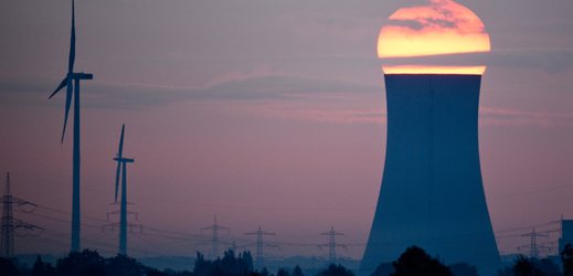 Chladicí věž uhelné elektrárny v Hannoveru, Německo.