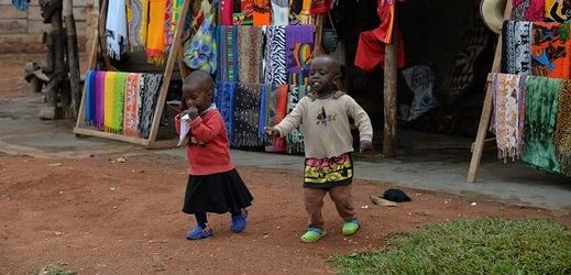 Ugandské děti si návštěvu expedice užívají.