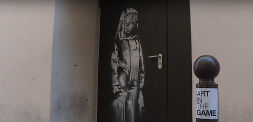 Graffiti proslulého streetartového umělce Banksyho umístěné na požárních dveřích pařížského klubu Bataclan.