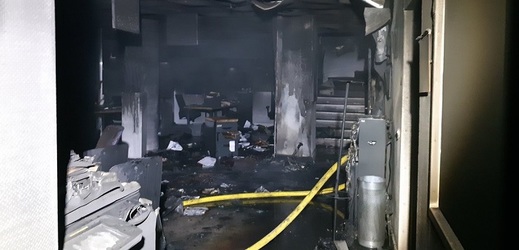 Vchodové dveře budovy francouzského rádia France Bleu Isère v Grenoblu byly vypáčené, požár měl dvě ohniska. Je zřejmé, že byl založen.