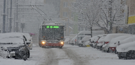 Čerstvý sníh komplikoval 28. ledna 2019 ráno dopravu na jihomoravských silnicích a způsobil kalamitu v hromadné dopravě zejména na Znojemsku, Břeclavsku a v Brně. Na snímku autobus projíždí sídlištěm Vinohrady v Brně.