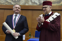 Slovenský prezident Andrej Kiska (vlevo) přezval ocenění od rektora MUNI Mikuláše Beka.