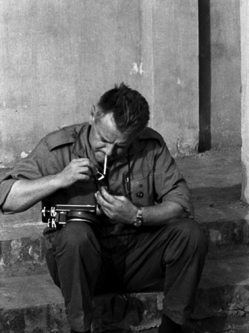 Spisovatel Ladislav Mňačko 5. října 1966 při natáčení filmových záběrů ve znovu vybudované vietnamské vesnici Phu-xa, kterou zničil americký nálet.