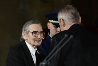 Novinář Karel Lánský dostává vyznamenání od prezidenta Miloše Zemana.