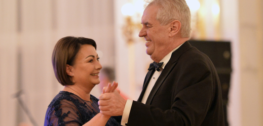 Prezident republiky Miloš Zeman při prvním tanci s manželkou Ivanou.