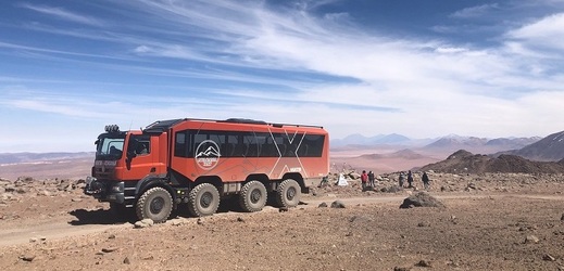Tatrabus vozí turisty v jihoamerické Atacamě do tisícových výšek.