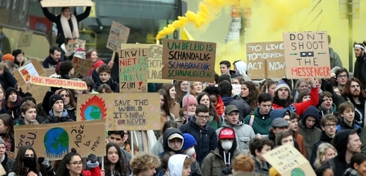 Studenti v Belgii nešli do školy a demonstrovali proti oteplování.
